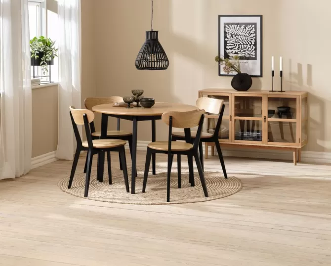 Store Ø105 bord eg + 4 stole eg/sort Spisebordssæt